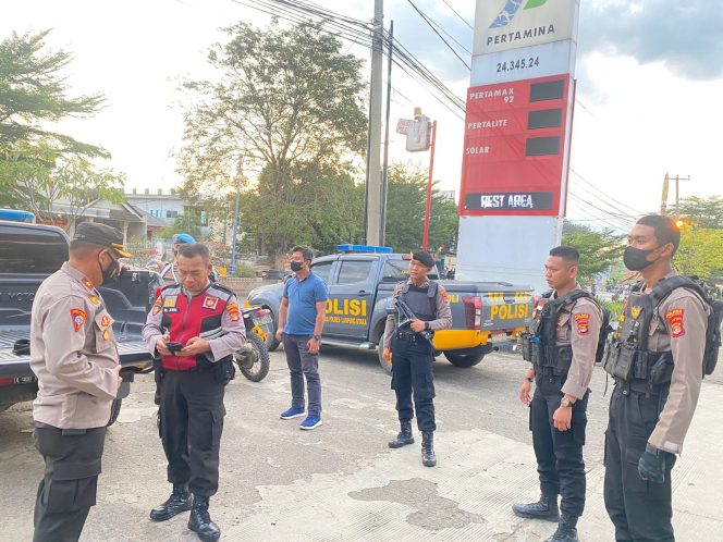 
 Kabag Ops Polres Lampura Kompol Arjon Safrie, saat meninjau pelaksanaan pengamanan di salah satu SPBU di Kabupaten Lampung Utara, Sabtu(3/9). FOTO IST FOR RNN