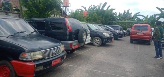 
 Sejumlah mobil dinas yang menunggak pajak terpaksa dikandangkan di depan kantor BPKAD Lampura, Kamis(1/9). FOTO RIA RADAR KOTABUMI----
