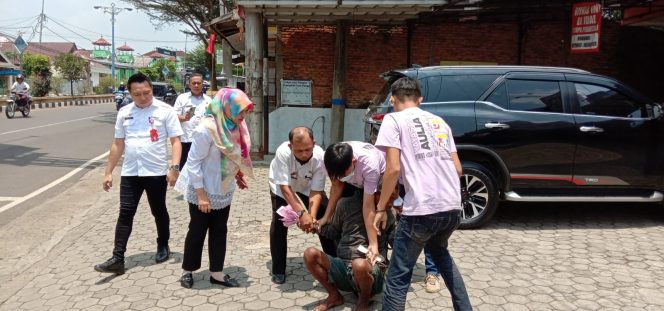 
 Tampak Tim Yayasan Aulia dan Dinsos saat menangkap Gepeng yang berkeliaran, Rabu(28/9). Foto Ria Radar Kotabumi ----