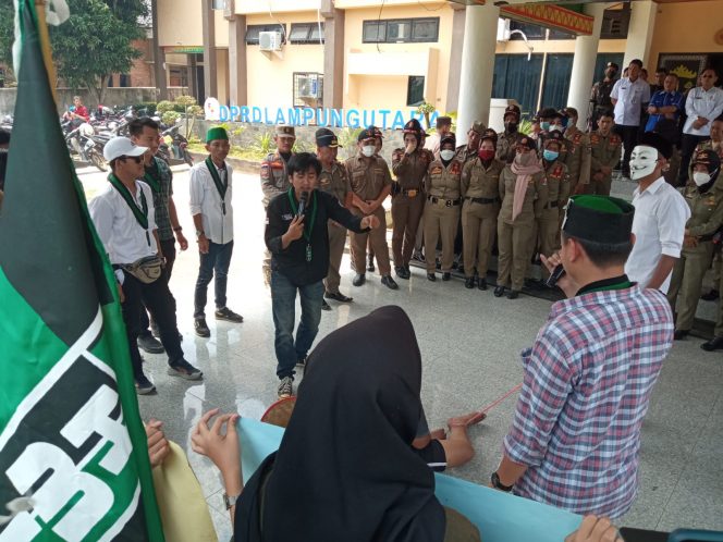 
 caption : Aksi unjuk rasa HMI cabang Kotabumi Lampura disekretariat DPRD, Kamis (22/9)
