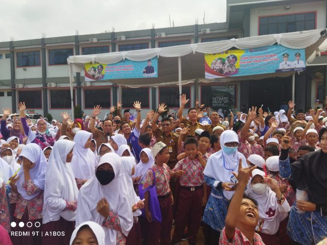 
 Asisten I Pemkab Lampura Mankodri saat menggalakkan sikat gigi bersama dengan siswa, kemarin(12/9). Foto Ria Radar Kotabumi---