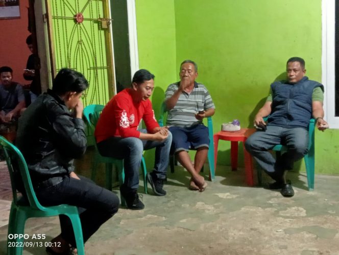 
 Kapolres Lampura AKBP Kurniawan Ismail(Baju Merah) bersama Dandim 0412/LU Letkol. Inf. Andi Sultan beserta tim, saat menggrebek gudang milik Jaelani yang diduga dijadikan tempat penimbunan BBM, Senin(12/9) malam. FOTO IST---  