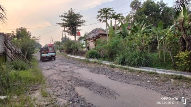 
 Kondisi kerusakan jalan lintas Kelurahan Kotabumi Tengah, Kecamatan Kotabumi, yang mendapat respon. Wabup Lampura Ardian Saputra,. Foto Ria Radar Kotabumi---