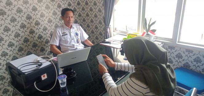 
 Kabid Pembinaan SMP Disidkbud Lampura Yudhi Bachtiar saat diwawancarai awak media, Rabu(15/9). Foto Ist For Radar Kotabumi---