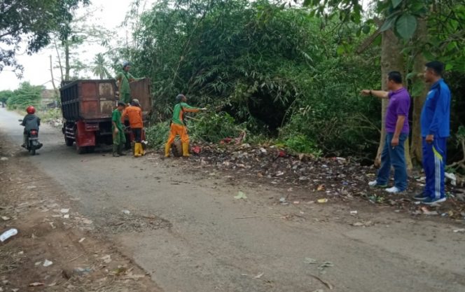 
 Kadis DLH Lampura Tomy Suciadi dan Lurah Kotabumi Tengah Emroni Kusuma saat memantau pengangkutan sampah di Jalan MIN 2 - Kuburan Cina Kotabumi. Foto Ria Radar Kotabumi