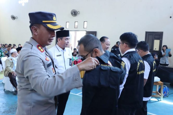 
 caption : Kapolres Lampung Utara AKBP Kurniawan Ismail SH. SIK. MIK, saat m engukuhan Kelompok Sadar Kamtibmas (Pokdar Kamtibmas) bertempat di GWS Polres Lampura 
