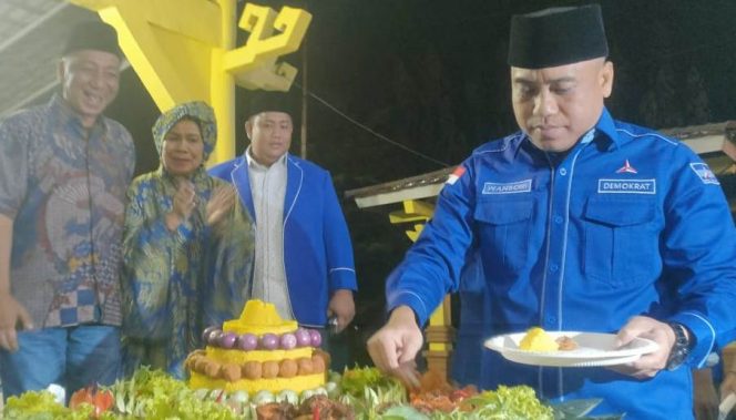 Ketua DPC Partai Demokrat Lampura Wansori, memotong tumpeng dalam peringatan HUT PD ke 21, Jumat(9/9) malam.