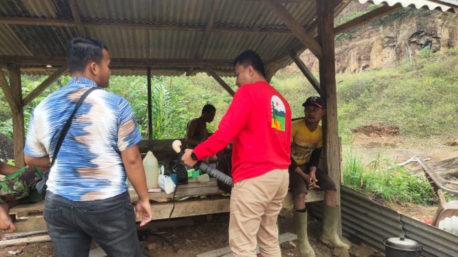 
 Jajaran unit Tipidter Polres Lampura, saat menggrebek lokasi tambang ilegal di Kecamatan Abung Tinggi, belum lama ini. Foto IST