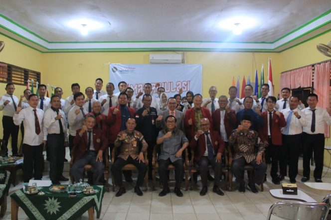 
 Foto bersama Rektor UMKO Sumarno, Dekan FHIS Suwardi, dan para calon mahasiswa S2 UMKO.