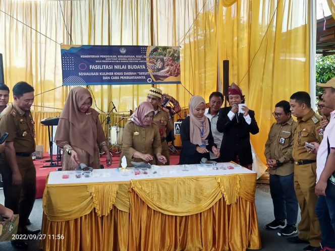 
 Tim dari BPNB Jabar yang merupakan UPT Kemendikbud Ristek disaksikan para tokoh adat Lampung Utara, dan Kadisdikbud H. Mat Soleh, dan Kadisporapar Imam Hanafi, saat menyaksikan prosesi pembuatan sambal terasi hingga menjadi Seruit, Selasa(27/9). Foto Riduan Radar Kotabumi ---- 