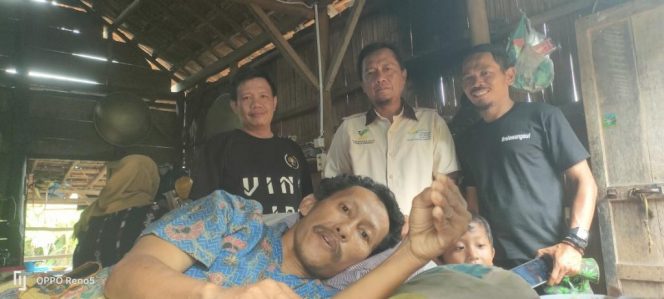 
 Korcam PKH, dan TKSK Abung Kunang,bersama perwakilan #relawangaul, saat mengunjungi rumah tangga miskin yang mengalami permasalahan sosial, Senin(6/9). Foto Riduan Radar Kotabumi----  