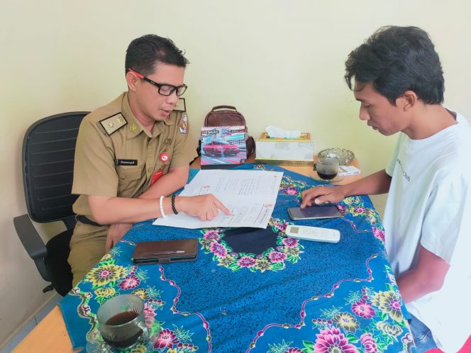 
 Kabid Litjamsos Dinsos Lampura Firmansyah saat menjelaskan penyaluran BPNT dan BLT-BBM, kemarin(19/9). Foto Ria Radar Kotabumi----