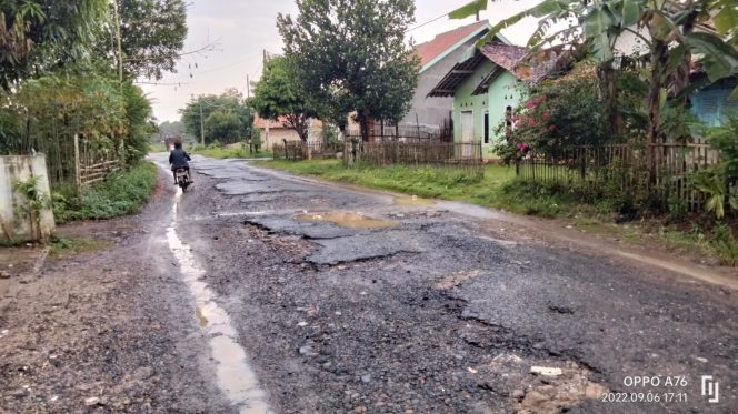 
 Salah satu titik kerusakan berat di Jalan Sultan Merdeka terdapat di wilayah Kelurahan Kotabumi Tengah. Jalan merupakan jalan alternatif/penghubung dari Kelurahan Sri Basuki menuju Kotabumi Ilir, dan Kelurahan Kotabumi Tengah, Kecamatan Kotabumi Kabupaten setempat. Foto Ria Radar Kotabumi----