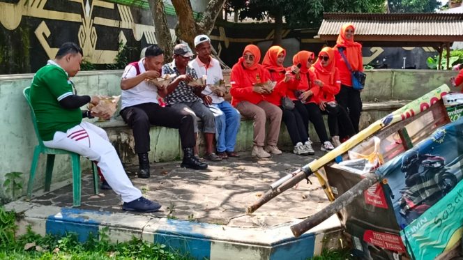 
 Kapolres Lampura AKBP Kurniawan Ismail, saat santap siang bersama para kalangan bawah seperti para penarik becak dn pencari barang rongsokonkan. Foto IST ------