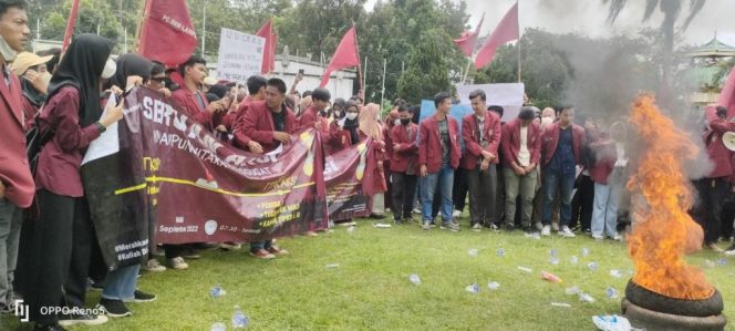 
 Aksi bakar ban dilakukan mahasiswa yang tergabung dalam IMM Lampura, saat unjuk rasa penolakan kenaikan BBM, di Halaman DPRD Lampura, Rabu(14/9). Foto Riduan Radar Kotabumi---     