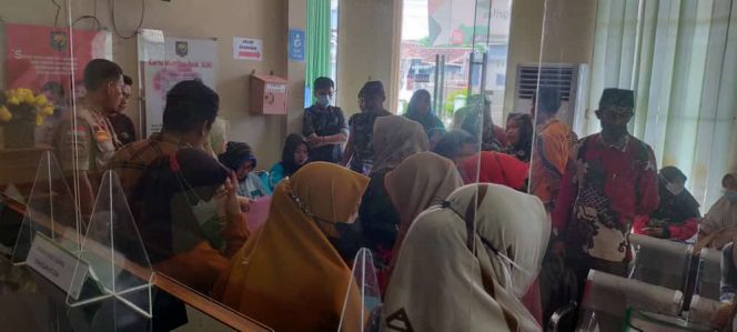 
 Kantor Disdukcapil Lampura saat diserbu Honorer yang mengurus berkas Legalisir. Foto Ria Radar Kotabumi 