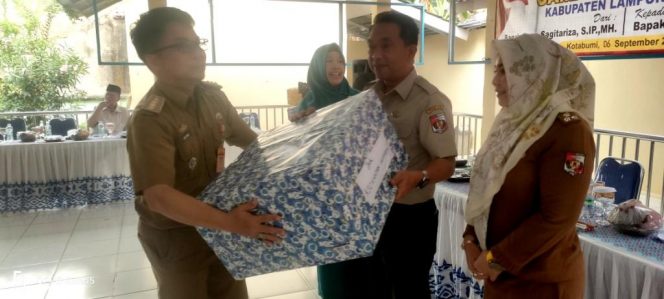 
 Camat Kotabumi Juni Riyadi, saat menyerahkan cenderamata kepada Iwan Sagitariza, Selasa 6 September 2022. Foto Riduan Radar Kotabumi----