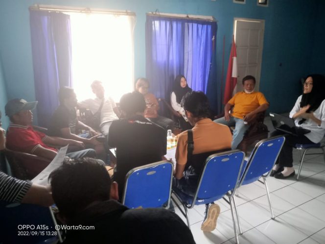 
 Dua CPNS sedang berjibaku dan memaparkan berbagai program dengan awak media yang tergabung dengan PWI Lampura, terkait program kerja Diskominfo Lampura, Kamis(15/9). Foto IST Radar Kotabumi -----