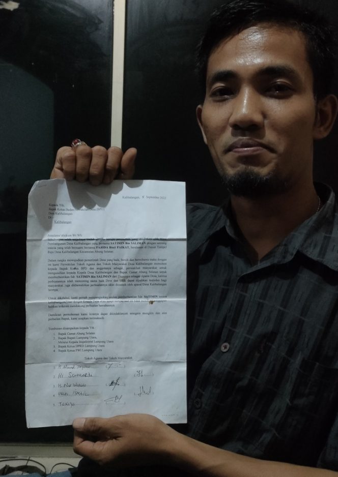 
 Seorang wartawan menunjukan surat kaleng yang masuk ke kantor PWI Lampura, terkait aksi cabul salah seorang oknum perangkat desa Kalibalangan, Kecamatan Abung Selatan, Senin 5 September 2022. Foto Riduan Radar Kotabumi---   