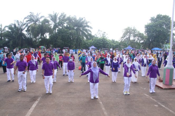   Wabup Lampura Ardian Saputra saat senam bersama dalam peringatan Haornas di Stadion Sukung Kotabumi. Foto Ria Radar Kotabumi----