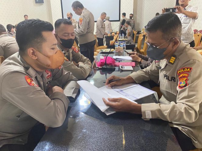 
 Anggota Wasrik Itwasda Polda lampung saat melakukan pemeriksaan terhadap personil Polsek di Mapolres Lampura, Rabu(28/9). Foto IST ---