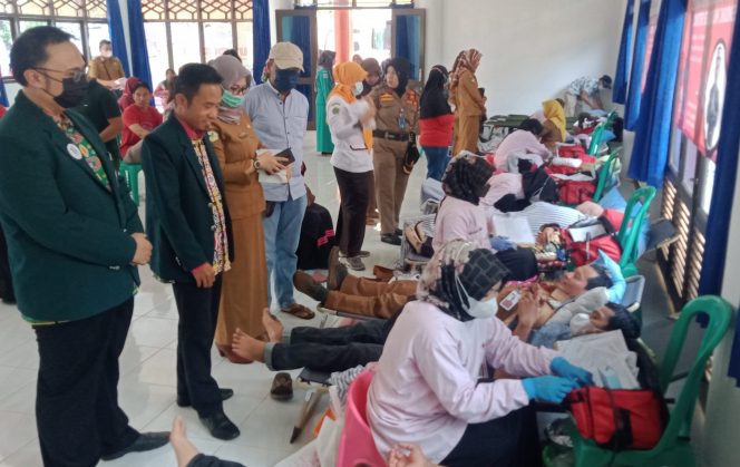 
 Ketua IDI Lampura dr. Dian Mauli didampingi Sekretarisnya dr. Bowo saat meninjau pelaksanaan donor darah di Gedung Korpri, kemarin(25/10). Foto 
Ria Radar Kotabumi ---
