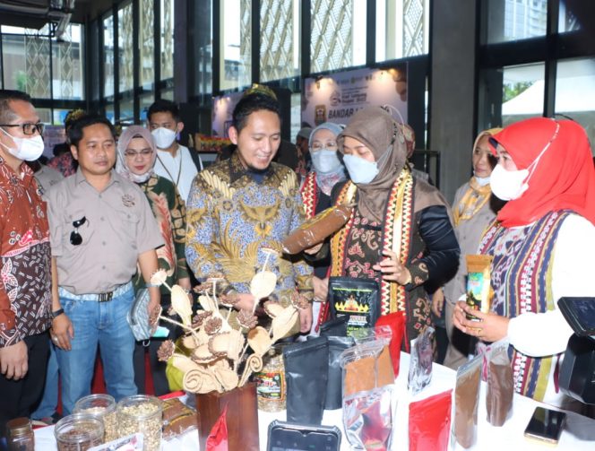 
 Wabup Lampura Ardian Saputra, saat mempromosikan Kopi Khas Lampura pada agenda Begawi Kopi Lampung di DKI Jakarta. Foto IST ---- 