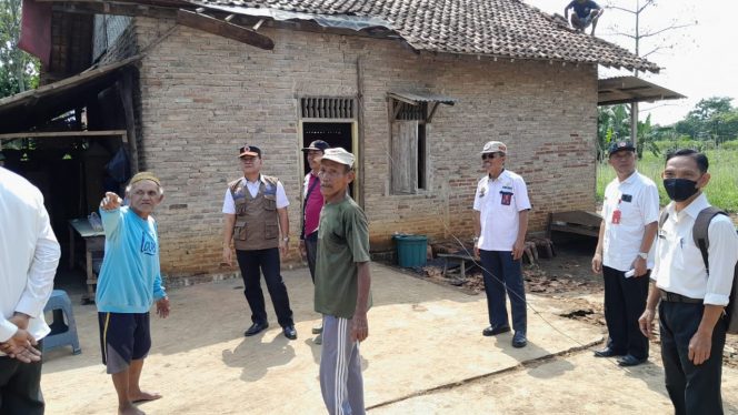 
 BPBD Bantu Evakuasi Puing Rumah Warga