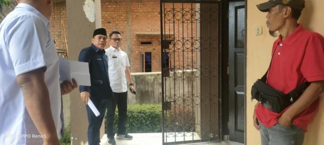 
 Ketua DPRD Lampura Wansori, saat meninjau lokasi media center yang ada di Kantornya Rabu(5/10). Foto Riduan Radar Kotabumi
