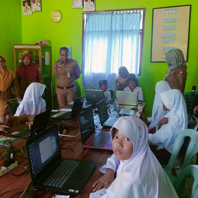 
 Foto Ria Radar Kotabumi 
Caption : Kabid Pembinaan SD Disdikbud Lampura Opy Ryansyah saat meninjau pelaksanaan ANBK, Senin (24/10).  