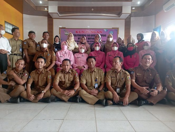 
 Ketua YKB Lampung Ny. Ges Akhmad Wiyagus, berfose bersama para guru dan staf Yayasan Kemala Bhayangkari Kotabumi. Foto IST ------
