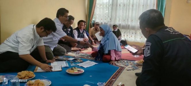 
 Auditor Kemensos RI saat melakukan verifikasi penerima bantuan sosial di Lampura, Kamis(6/10). Foto Riduan Radar Kotabumi ---