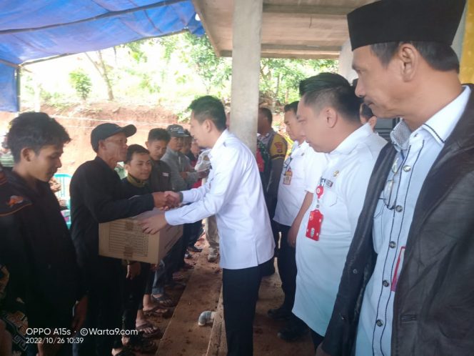 
 Wabup Lampura Ardian Saputra saat menyerhkan bantuan kepada korban bencana Angin Puting Beliung, Rabu(26/10).  