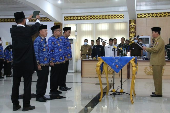 
 Bupati Lampura H. Budi Utomo saat melantik Pengurus Lembaga Konsultasi Bantuan Hukum, Senin(10/10). Foto IST -----