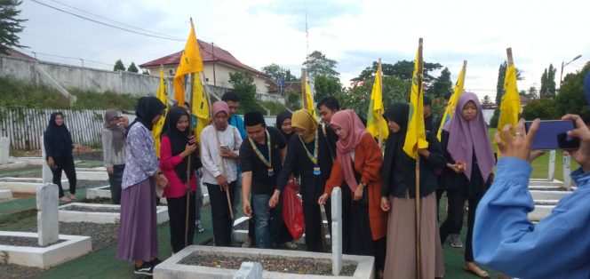 
 Para kader PMII Lampura saat tabur bunga di Taman Makam Pahlawan Kotabumi, MInggu(2/10). Foto IST -----  