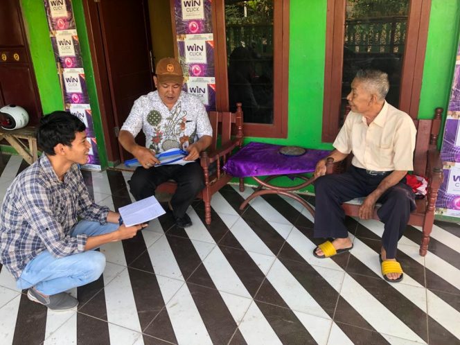 
 Ketua Panwaslu Kecamatan Kotabumi Selatan Ardiansyah, saat mendampingi petugas verifikator KPUD Lampura dalam melakukan Verifikasi Faktual(Verfak) di Salah Satu Rumah Warga di Kelurahan Tanjung Aman, Minggu(30/10). Foto IST ------
