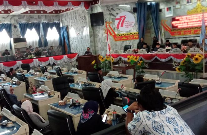 
 Kepala Bagian Hukum Sekretariat DPRD Lampung Utara, Syahrullah membacakan pengumuman komposisi Alat Kelengkapan DPRD Lampung Utara yang baru, Selasa 22, November 2022. Foto IST -----