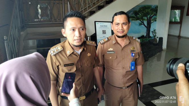 
 Wabup Lampura Ardian Saputra didampingi Kabag Kesra Apriyadi saat diwawancarai awak media, Senin(7/11). FOTO IST-------