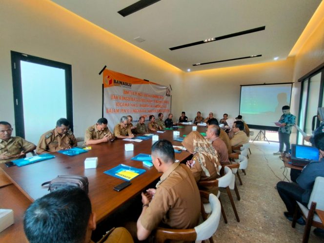 
 Bawaslu Lampura, Gelar Bimtek Pengelolaan Administrasi dan Konsolidasi Panwascam