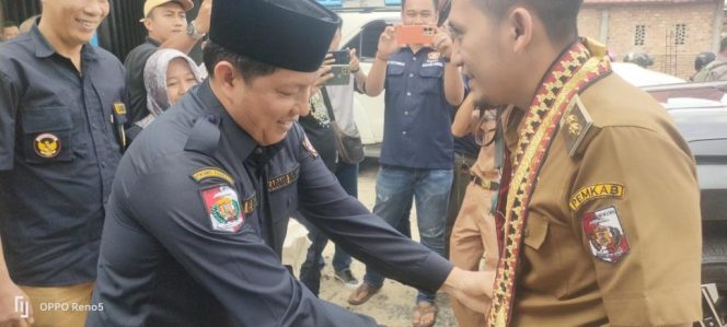 
 Ketua Karang Taruna Lampura, Hi.M. Erwinsyah, saat menyematkan sal tapis dalam penyambutan Wabup Ardian Saputera dalam kunjungan ke Sekretariat Karang Taruna Kabupaten Lampung Utara, Senin 07 November 2022. Foto Riduan Radar Kotabumi ------