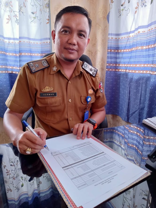 
 Kabid Mutasi dan Promosi Pegawai BKPSDM Lampura Herman. Foto Ria Oktasari/Radar Kotabumi --------