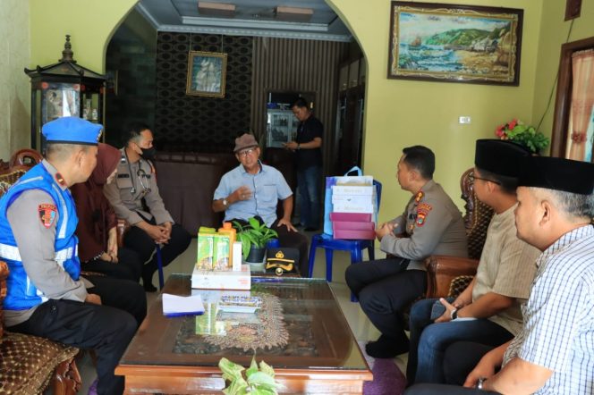 
 Kapolres Lampura AKBP Kurniawan Ismail didampingi Camat Kotabumi Juni Riyadi, saat mengunjungi rumah salah satu warga, guna menggali informasi dan keluhan dalam program Tabik Pun, Minggu 6 November 2022. Foto IST ------