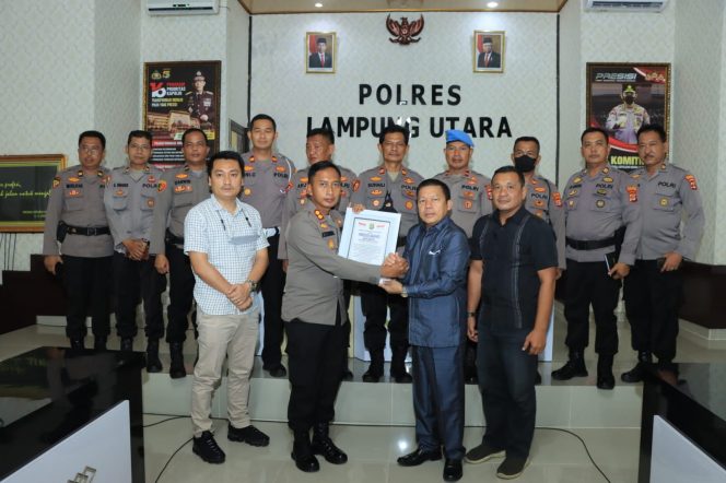 
 AKBP Kurniawan Ismail saat menerima penghargaan Presisi Award dari Lembaga Kajian Strategis Kepolisian Indonesia(Lemkapi), Senin(7/11). Foto IST ------