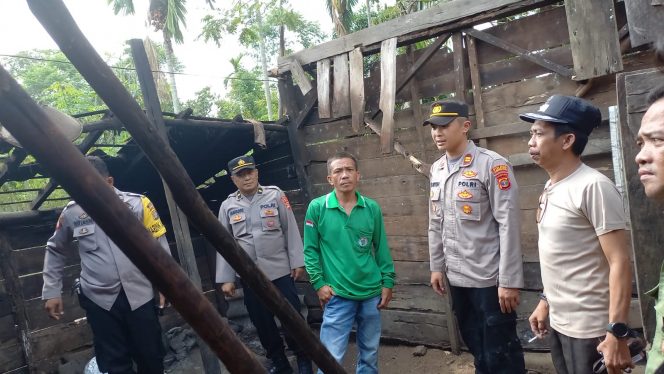 
 Kapolsek Abung Timur Iptu Stef Boyah beserta jajaran didampingi Kades Surakarta Kecamatan Abung Timur Ikhmansyah,  saat meninjau korban bencana angin puting beliung. Foto Humas Polres Lampung Utara -----