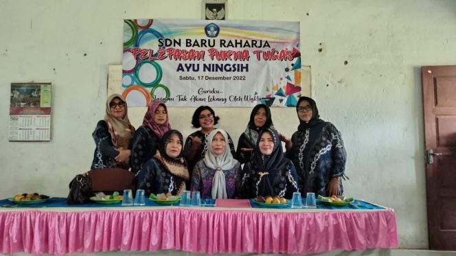 
 Ayu Ningsih(Tengah) saat foto bersama dengan Kepala Sekolah dan Dewan Guru SDN Baru Raharja Kecamatan Sungkai Utara. Foto IST ---------