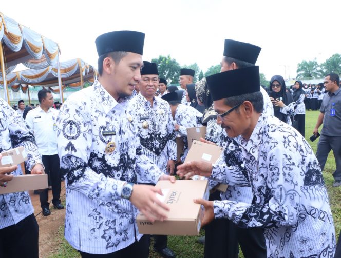 
 Wabup Serahkan Peralatan TIK ke 21 SMP