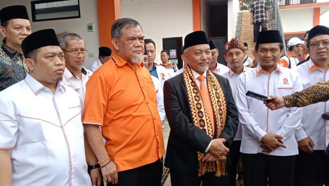 
 Presiden PKS Ahmad Syaikhu saat diwawancarai wartawan disela kunjungannya di kantor DPRD PKS Lampura. Foto Humas PKS For Radar Kotabumi ----