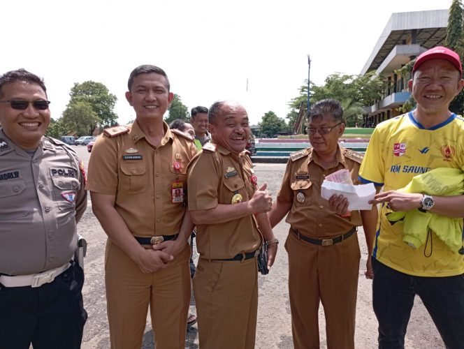 
 Ketua PRSI Lampura Agus Rama Khalik saat menerima bantuan dari Pemkab dalam rangka menghantarkan 11 atlet renang dalam Porprov di Kabupaten Mesuji, Senin(5/12). Foto Ria Radar Kotabumi ---
