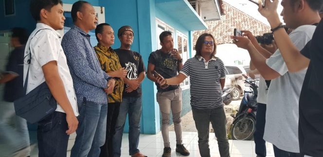 
 Ketua PWI Lampura M. Rozy Ardiansyah, saat diwawancarai awak media usai Bincang Pemilu bareng Ketua PWI beserta jajarannya, Sabtu 12 Desember 2022. Foto Riduan Radar Kotabumi -----  