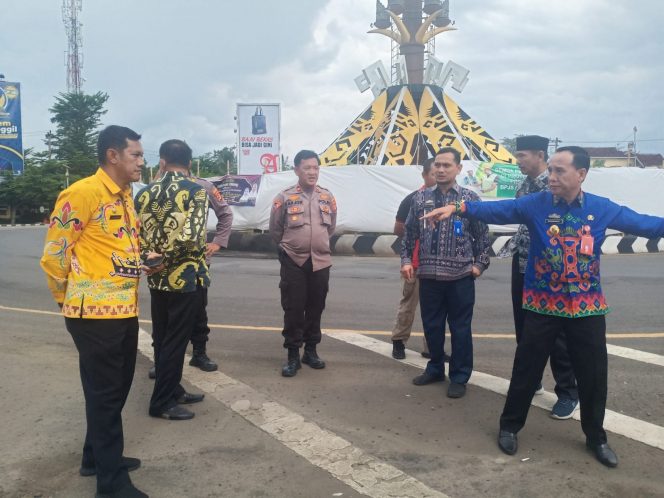 
 Asisten I Setkab Lampura Mankodri saat meninjau lokasi pelaksanaan Doa Bersama dan Solawatan. Foto Ria Radar Kotabumi -----